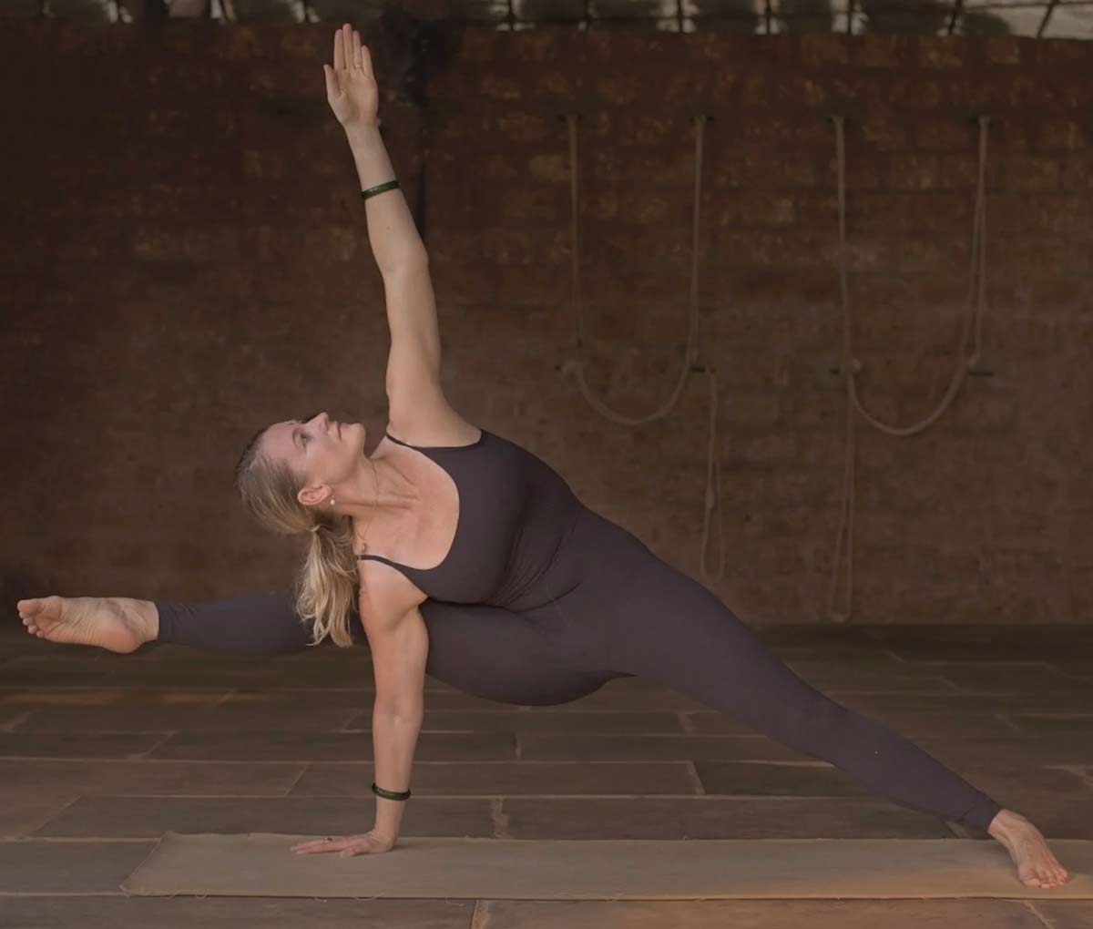 Utthita-Pārśvakonāsana-1200px