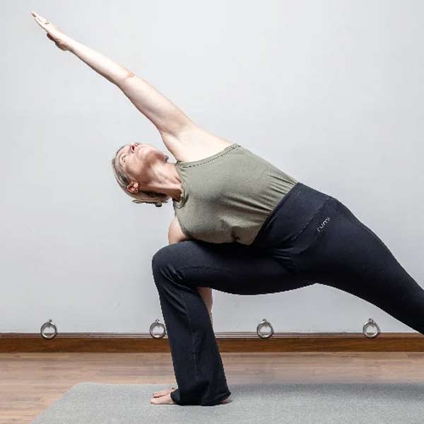 Utthita-Pārśvakonāsana-A-&-B-600px